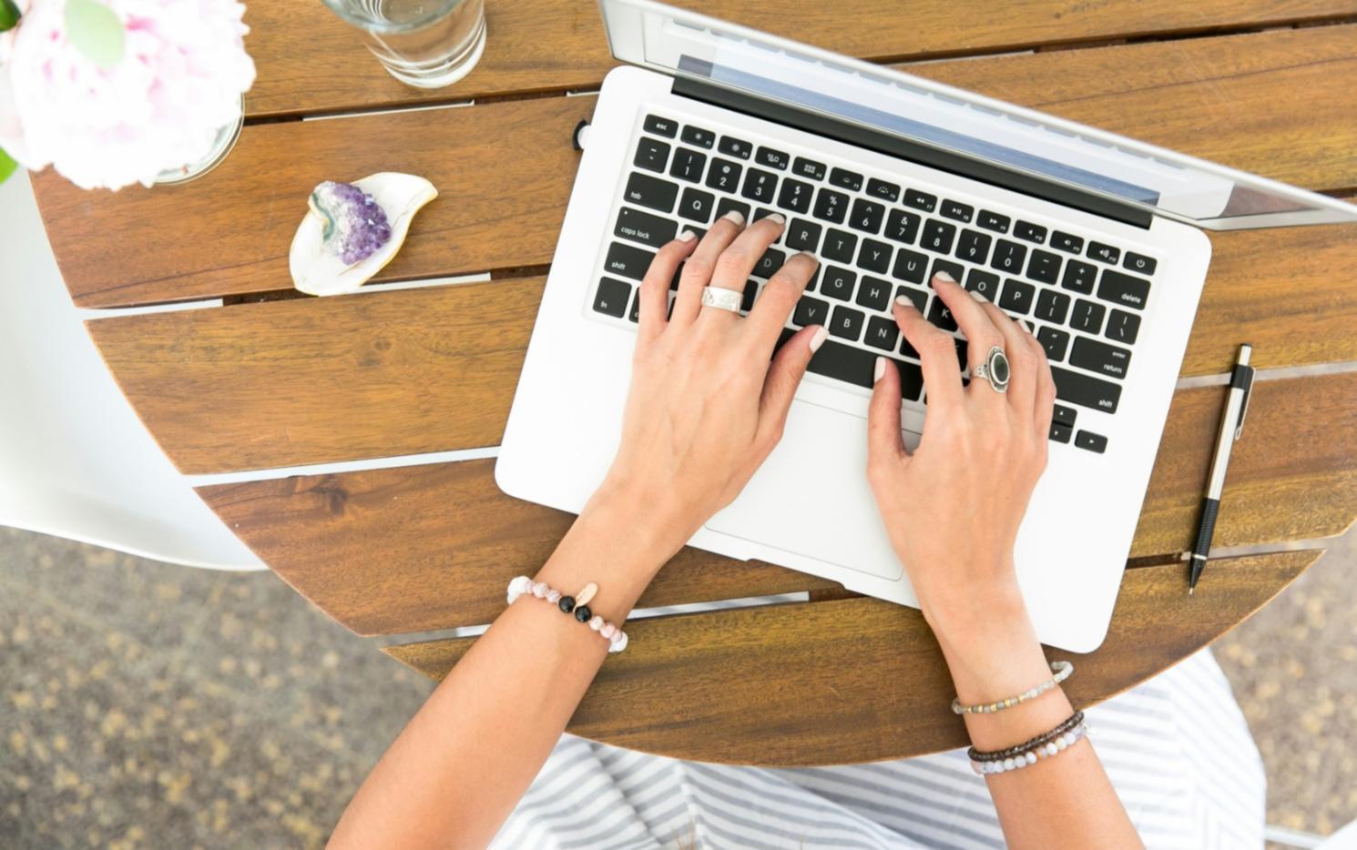 Ambiente di lavoro moderno con strumenti di analisi SEO